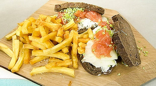 Sándwich de salmón, tomate y manzana