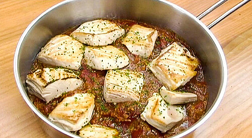 Bonito con tomate y pimiento