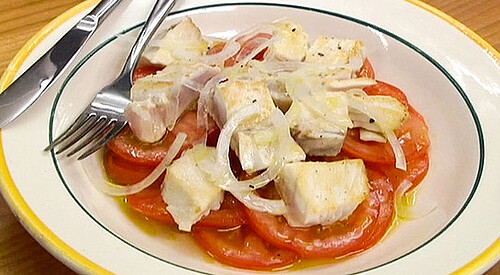 Bonito salteado sobre ensalada de tomate