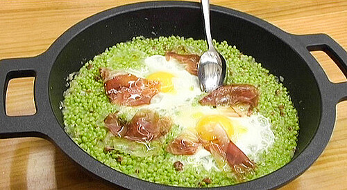 Guisantes frescos con huevo escalfado