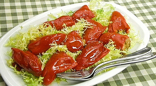 Piquillos rellenos en ensalada