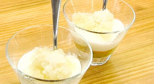 Yogur con mermelada y granizado de miel