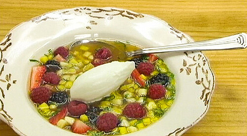 Sopa de frutas y albahaca