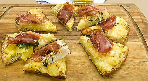 Torta de pan, patatas, cebolletas y queso idiazabal