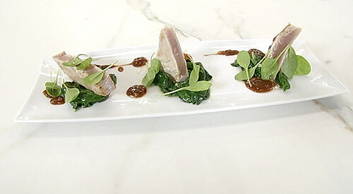 Atún con salsa especiada y espinacas