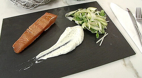 Salmón ahumado con crema de raifort