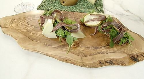 Tosta verde con peras y anchoas