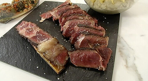 Chuleta con puré de patatas y aceite negro