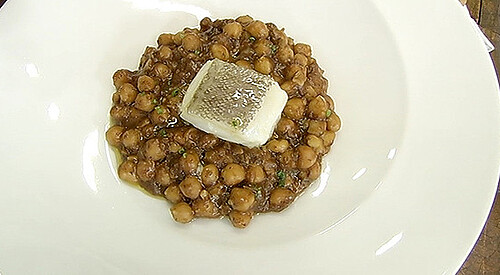 Garbanzos con bacalao y morcilla