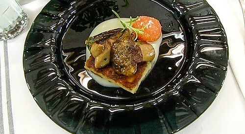 Setas con patata y ravioli de huevo