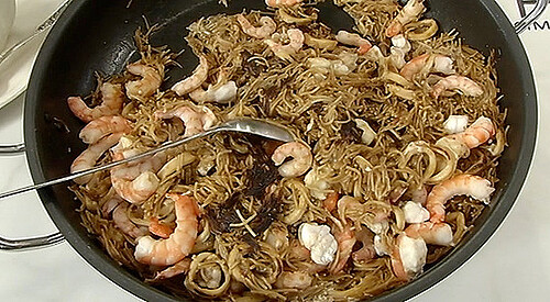 Fideua de rape, langostinos y chipirones