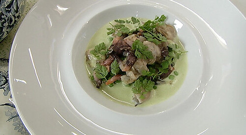 Sopa de guisantes con percebes y ostras