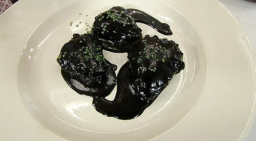 Pimientos rellenos de chipirones en su tinta