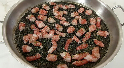 Arroz negro con chipirones y carabineros
