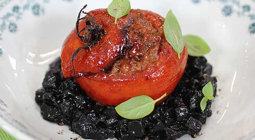 “Patatotto” negro con tomates preñaos