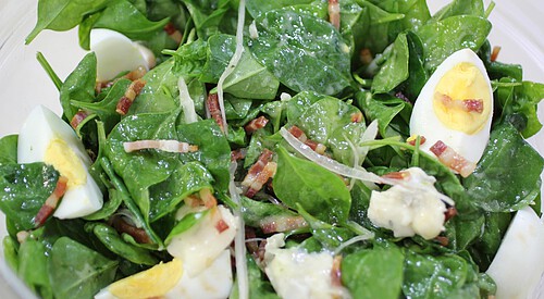 Ensalada de espinacas, huevo y tocineta