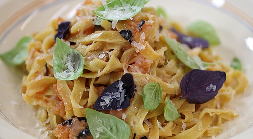 Pasta con tomate y albahaca