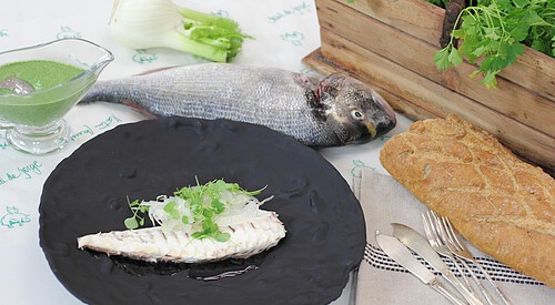 Dorada a la sal con salsa de espinacas