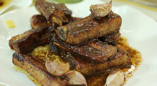 Costillas de cerdo con salsa de perejil