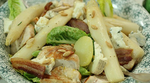 Ensalada de pollo con espárragos de Navarra