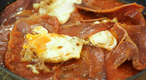 Magras con huevo frito