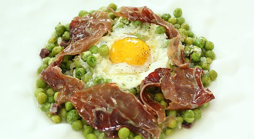 Guisantes con huevos escalfados