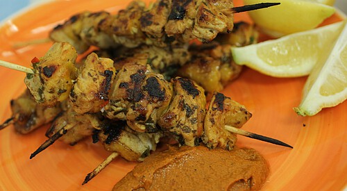 Brochetas de pollo con salsa “romescoide”
