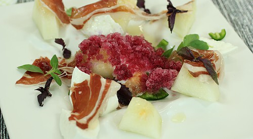 Melón con jamón y granizado de oporto