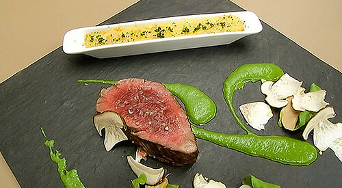 Solomillo con patata alde zaharra y salsa de espinacas