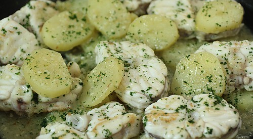 Patatas en salsa verde con rape