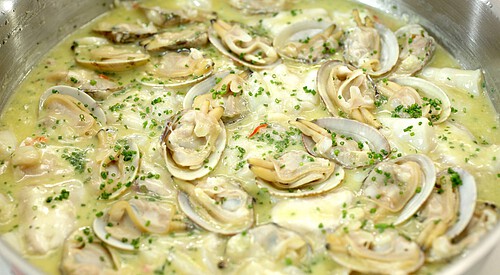 Kokotxas de bacalao con almejas a la sidra