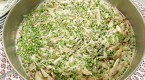 Bacalao con guisantes y tocineta