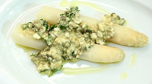 Espárragos con salsa majada de piñones