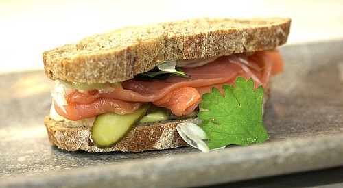 Sándwich de salmón y mahonesa de wasabi