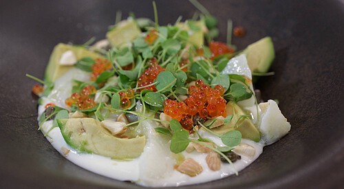 Ensalada rápida de bacalao confitado, aguacate y yogurt