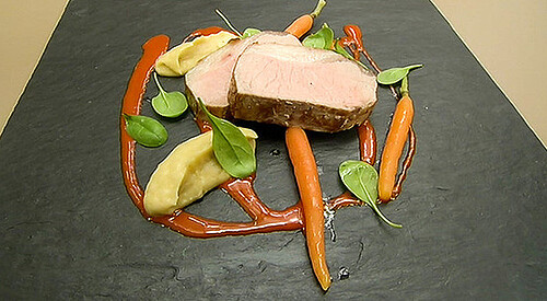 Cerdo asado con puré de manzana y piña