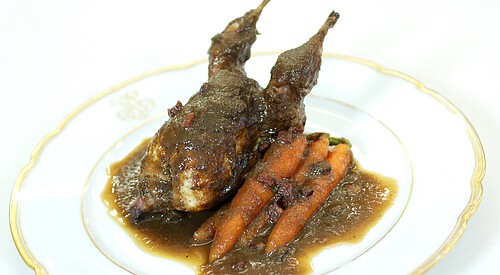 Codornices con salsa de vino tinto