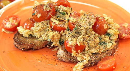 Huevos revueltos rojos