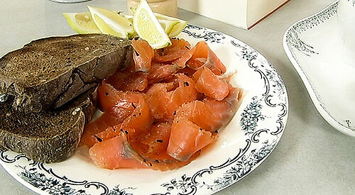 Salmón marinado con té