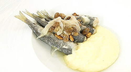 Sardinas encebolladas con pasas y piñones
