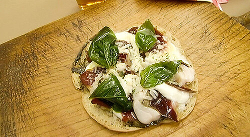 Panpizza con merluza, tapenade y jamón