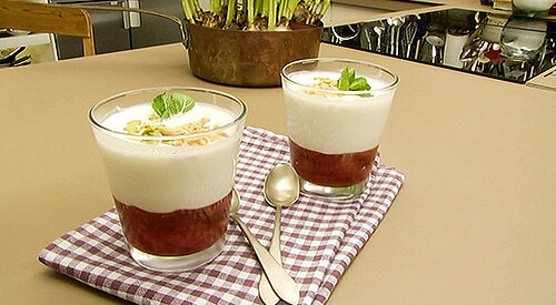 Yogur con fresas al champagne, pistachos y galletas