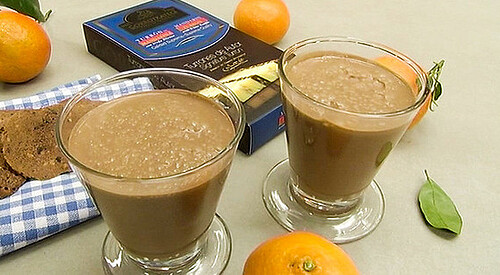 Bebida fría de chocolate con mandarina