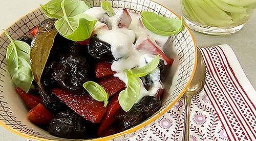 Ciruelas y fresas con yogur