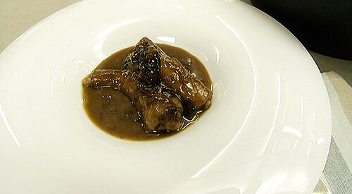 Guiso de rabo de cerdo con ciruelas