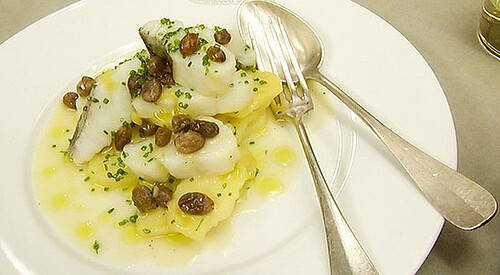 Patatas con pasas y bacalao