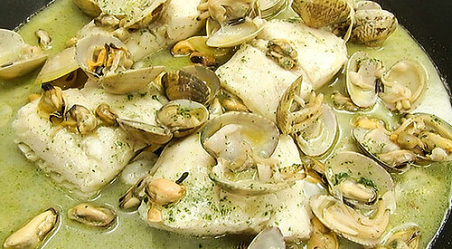 Lomos de merluza con mejillones y almejas