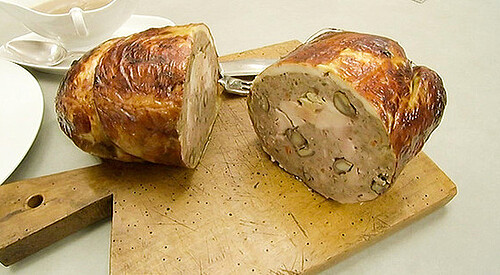 Pularda deshuesada y rellena de foie gras