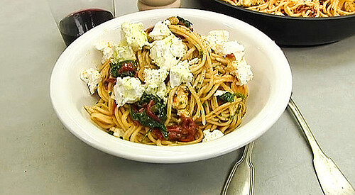 Pasta con pimientos, espinacas y queso