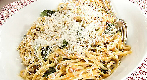 Pasta con tomate y albahaca